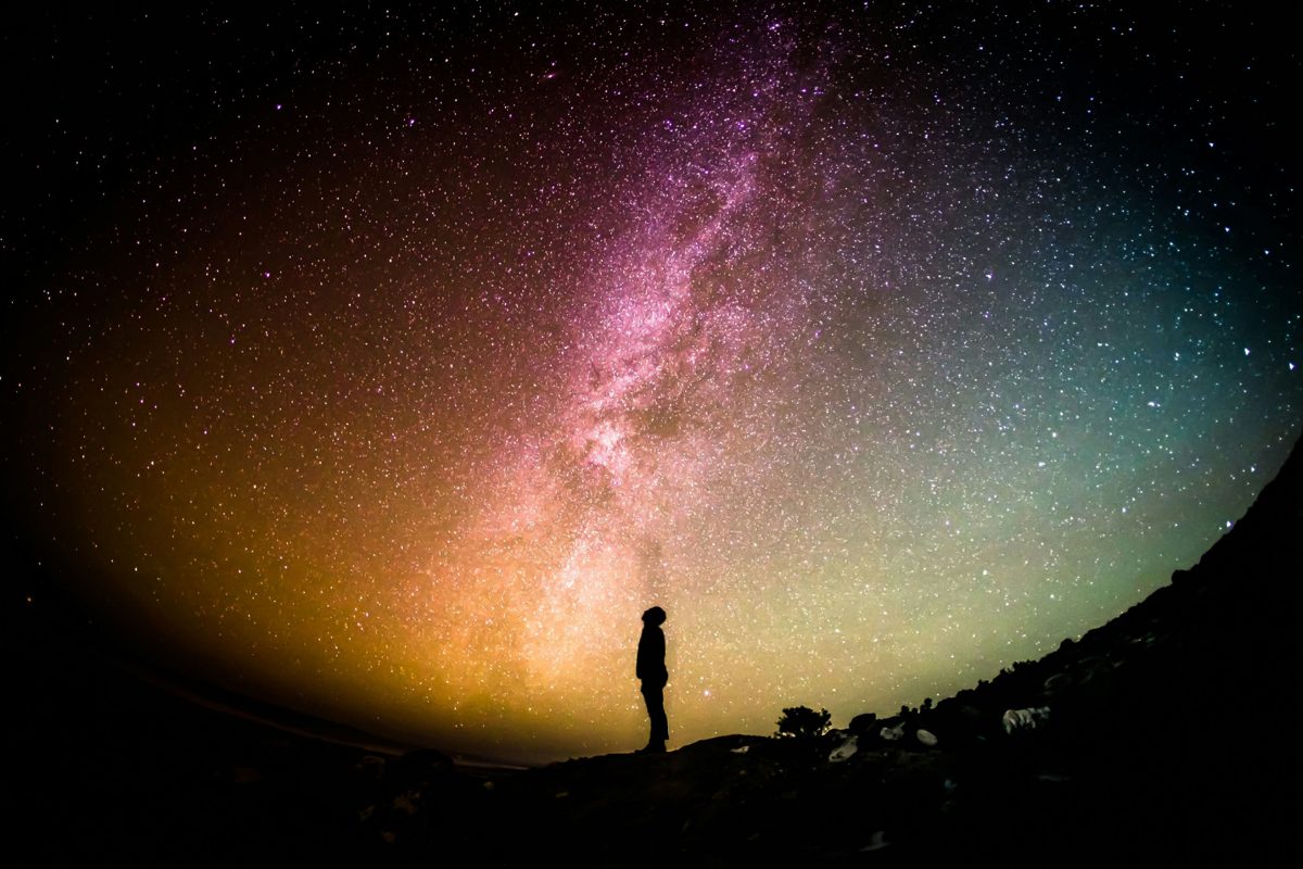 Una persona contempla el cielo estrellado y la Vía Láctea